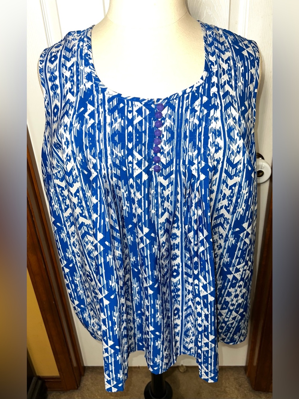 Roaman’s Sleeveless Blouse Tank Top Plus Size Blue/White Lightweight Size 22(2X)